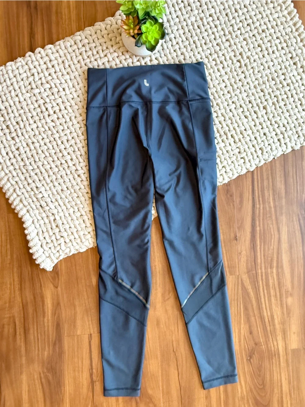 LOLë | Women’s Mesh Panel Zip Pocket Legging | Gray | Small